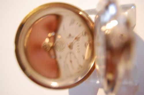 Goldsavonette der Deutsche Präzisions Uhrenfabrik Glashütte i. Sa. (Nr. 208525)
